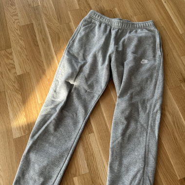 Pantaloni della tuta Nike grigi