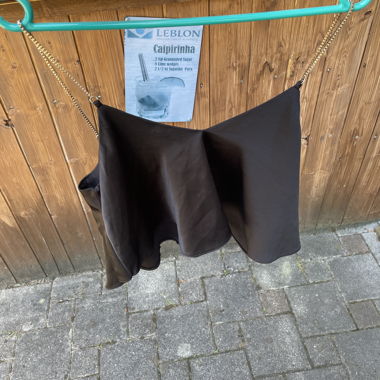 Schwarzes Oberteil mit Kettentraegern
