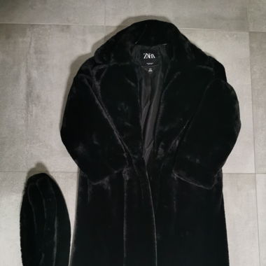 Manteau noir avec fourrure synthétique 