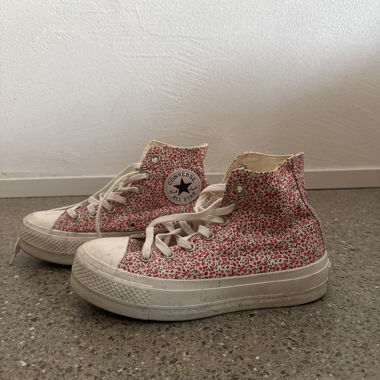 Converse mit Blumenmuster