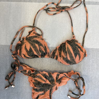 Bikini arancione con motivo verde scuro 