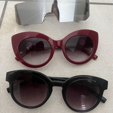 3 glasses and 1 glasses case