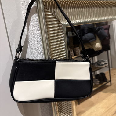 Borsa nera e bianca