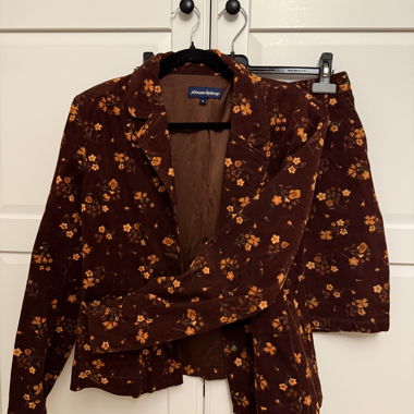 Ensemble coordonné blazer en velours côtelé et mini-jupe