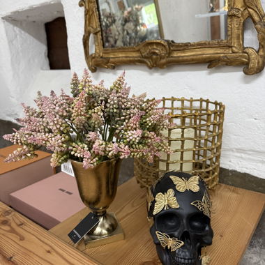 Teschio decorativo con farfalle dorate