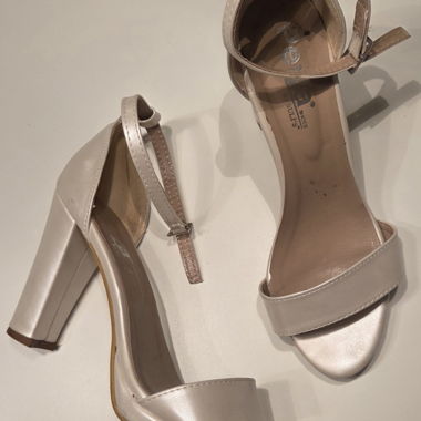 Heeled shoes