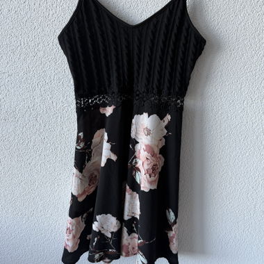 Abito nero floreale con spalline sottili