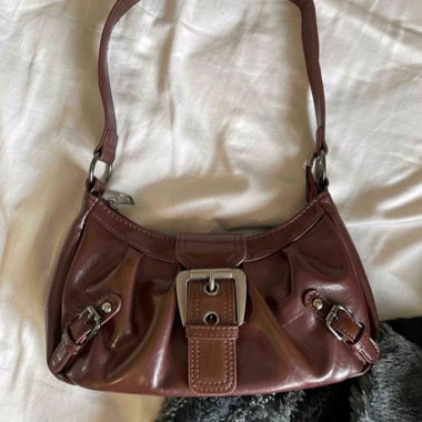 Sac à bandoulière vintage en cuir marron-rouge