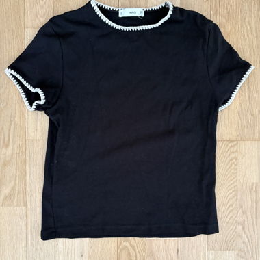 Mango T-Shirt mit schwarzem Besatz