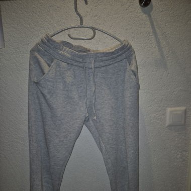 graue Jogginghose 