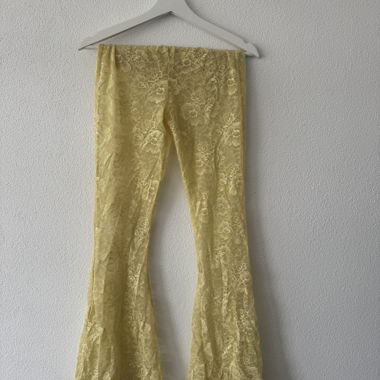 Pantaloni a zampa in pizzo giallo