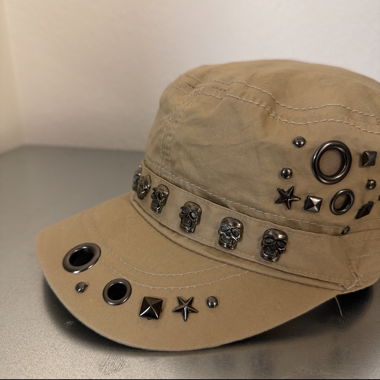 Cappellino militare kaki con borchie e teschio