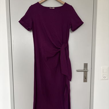 Lila Midi-Kleid mit seitlicher Bindung „Pippa“