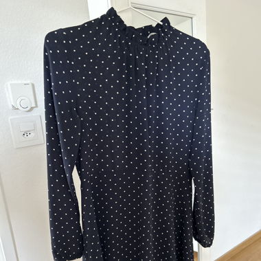 Gepunktetes Kleid