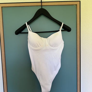 Costume da bagno moderno a coste, estate