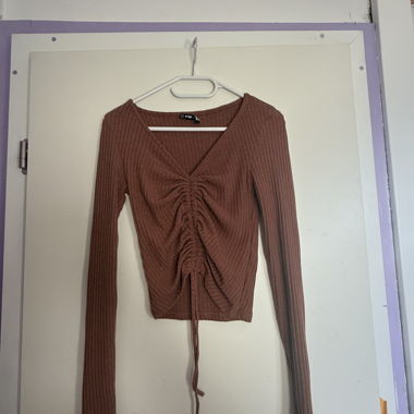 Top a maniche lunghe a costine con ruches