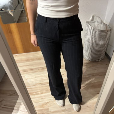 Blau-Weiss gestreife Anzugshose