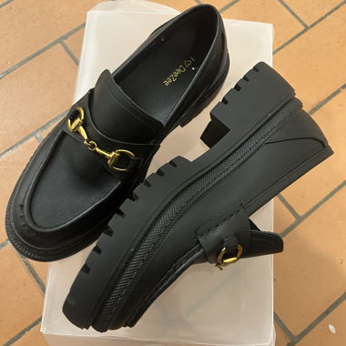 Mocassins noirs avec détail doré