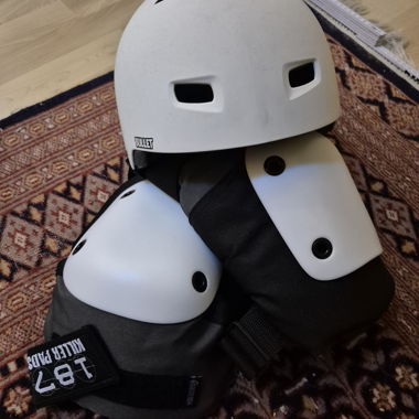 Casco da skate e ginocchiere