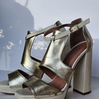 Goldene High-Heel Sandalen
