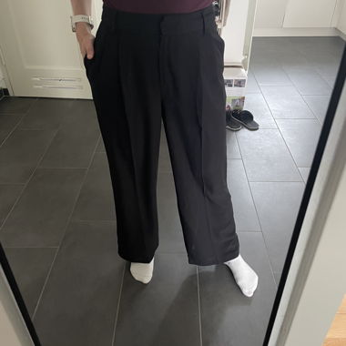 Schwarze weite Hose
