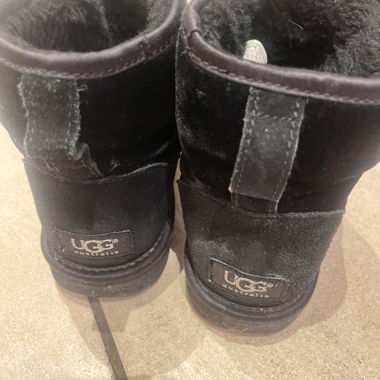 Schwarze Uggs