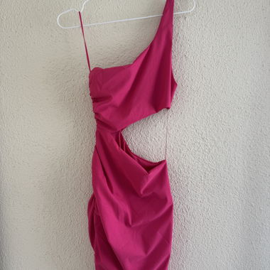 Robe courte à une épaule rose