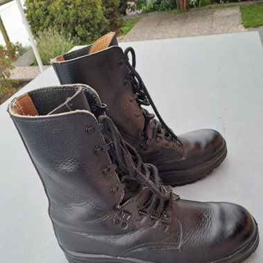 Lederstiefel der Schweizer Armee