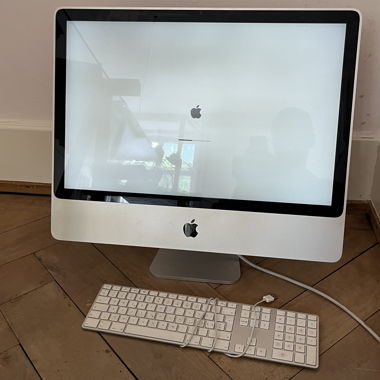 Apple iMac Desktop-Computer und Tastatur