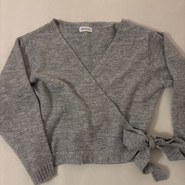 Grauer Wickel-Cardigan mit Schleife
