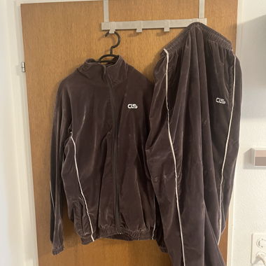 Braune Velours-Trainingsjacke und Hose