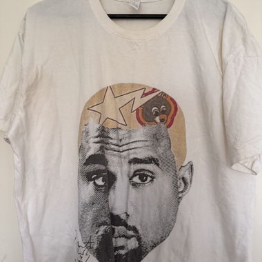 T-shirt bianco con Kanye West