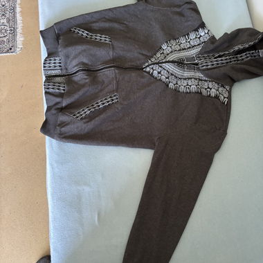 Graue Kapuzenjacke mit Muster