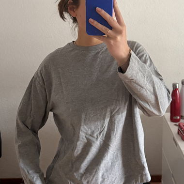 Graues Langarmshirt