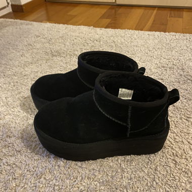 UGG "Classic Ultra Mini Platform" schwarz