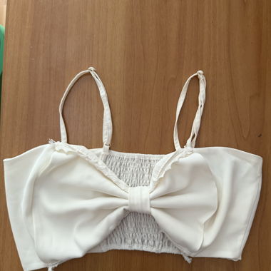 Weisses Top mit Maxi-Schleife