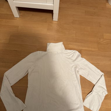 Weisser Rollkragenpullover 