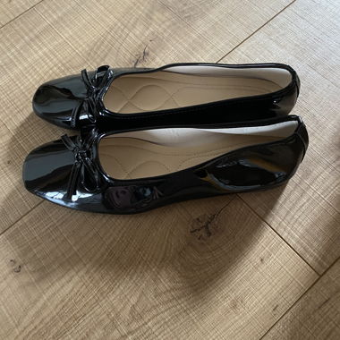 Schwarze Lack-Ballerinas