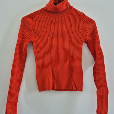 Maglione rosso a collo alto a coste