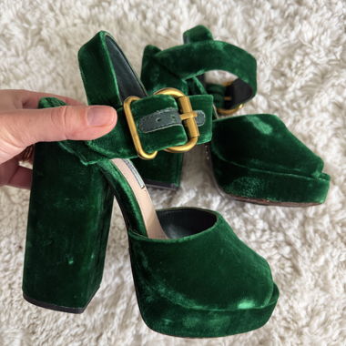 Sandales en velours vert Prada