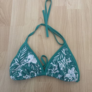 Top bikini verde con motivo floreale