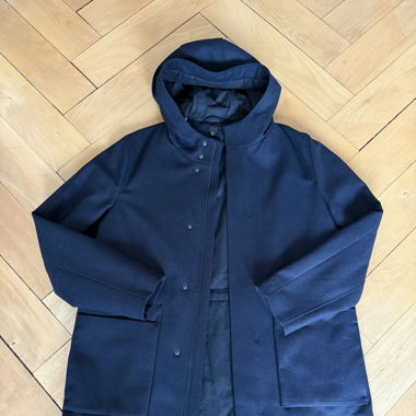 Schöner dunkelblauer COS Mantel mit Kapuze