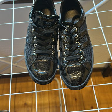 Baskets noires brillantes avec mesh. Marque Hogan Rebel