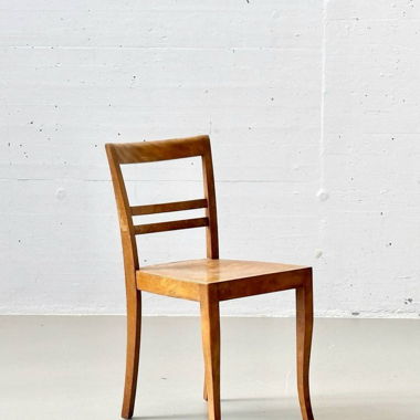 Schlichter Holzstuhl im Biedermeier-Stil