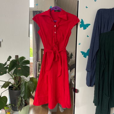 Rotes Kleid im 50er Stil
