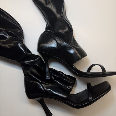 Schwarze High-Heel-Sandaletten bis über das Knie