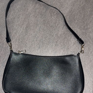 Schwarze Schultertasche aus Kunstleder