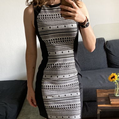 eng anliegendes Kleid mit hourglass optik