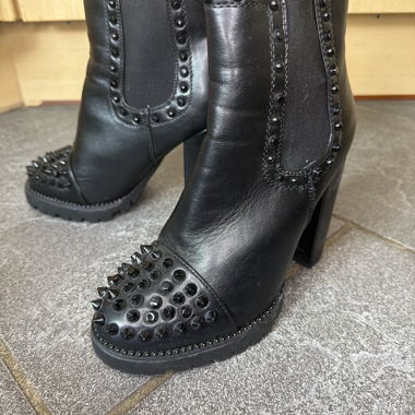 Bottines noires à clous