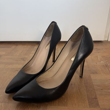 Guess pumps